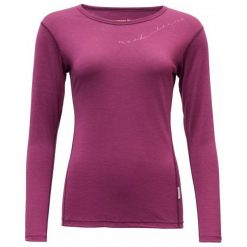 Devold Koszulka Damska Muldal Woman Shirt W/Print Plum L. Czerwone koszulki damskie termoaktywne marki Devold, l, bez wzorów, z wełny, bez kołnierzyka, z długim rękawem, długie, bez kaptura, outdoorowe. W wyprzedaży za 249,00 zł.