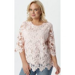 Jasnoróżowa Bluzka Aigaphise. Różowe bluzki damskie Born2be, xl, w koronkowe wzory, z koronki, z okrągłym kołnierzem, z długim rękawem. Za 79,99 zł.