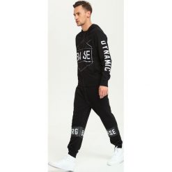 BLUZA ROZPINANA MĘSKA KLASYCZNA. Czarne bluzy męskie DRYWASH, m, z nadrukiem, eleganckie, z kapturem, bez rękawów, z kapturem. W wyprzedaży za 69,99 zł.