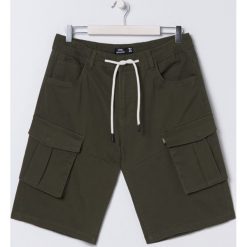 Szorty jogger z kieszeniami cargo - Zielony. Zielone spodenki i szorty męskie Sinsay, bez wzorów. Za 59,99 zł.