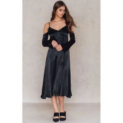 NA-KD Party Sukienka bieliźniana z odkrytymi ramionami - Black. Czarne sukienki damskie marki NA-KD Party, na imprezę, bez wzorów, z wiskozy, bez kołnierzyka, bez rękawów, z odkrytymi ramionami. W wyprzedaży za 38,98 zł.