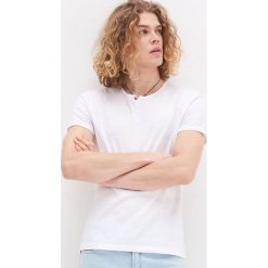 T-shirt z guzikiem - Biały. Białe t-shirty męskie House, s, bez wzorów, bez kołnierzyka. W wyprzedaży za 29,99 zł.