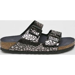 Birkenstock - Klapki. Czarne klapki damskie Birkenstock, bez wzorów, ze skóry, bez obcasa, na obcasie. W wyprzedaży za 239,90 zł.