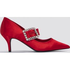 NA-KD Shoes Czółenka na średnim obcasie z ozdobną klamrą - Red. Czerwone czółenka damskie marki NA-KD Shoes, w kwiaty, z satyny, na średnim obcasie, na obcasie. W wyprzedaży za 60,88 zł.