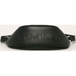 Calvin Klein - Nerka. Czarne nerki damskie Calvin Klein, w paski, ze skóry ekologicznej, casualowe, duże, bez dodatków. W wyprzedaży za 299,90 zł.