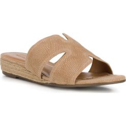 Buty damskie. Niebieskie klapki damskie Wittchen, bez wzorów, ze skóry, bez obcasa. W wyprzedaży za 199,90 zł.