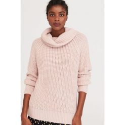Sweter z obszernym golfem - Różowy. Różowe swetry damskie Reserved, s, bez wzorów, bez rękawów. Za 79,99 zł.