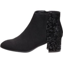 Czarne botki damskie FILIPPO DBT936/19. Czarne botki damskie FILIPPO, klasyczne, na wysokim obcasie. W wyprzedaży za 149,00 zł.