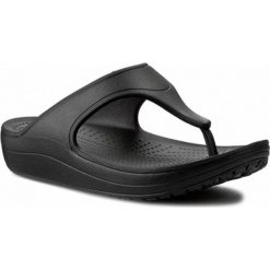 KLAPKI SLOANE PLATFORM. Czarne klapki damskie Crocs, bez wzorów, bez obcasa, na platformie. Za 139,99 zł.