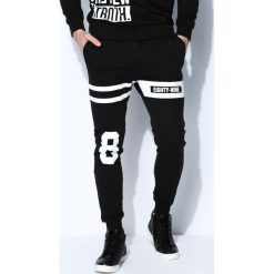 Czarne Spodnie Dresowe Rugby Player. Czarne spodnie męskie marki Born2be, xl, z nadrukiem, z dresówki. Za 59,99 zł.
