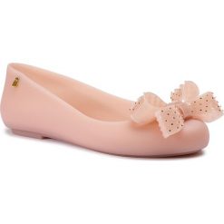 Baleriny MELISSA - Space Love VI Ne Ad 32654 Light Pink 01822. Różowe baleriny damskie Melissa, bez wzorów, z tworzywa sztucznego, bez obcasa. W wyprzedaży za 179,00 zł.