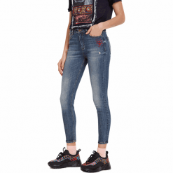 Desigual Jeansy damskie Denim Tibetan Boyfriend Jeans Vaquere 19WWDD35 5053 (rozmiar 26). Spodnie damskie Desigual, z jeansu. W wyprzedaży za 229,00 zł.