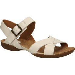 Sandały clarks raffi flower 2610656. Białe sandały damskie Clarks, bez wzorów, ze skóry, bez obcasa, bez zapięcia. Za 409,99 zł.