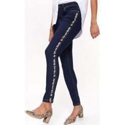 Spodnie długie damskie 5pocket. Spodnie damskie Top Secret, na lato, z napisami, z jeansu. W wyprzedaży za 39,99 zł.