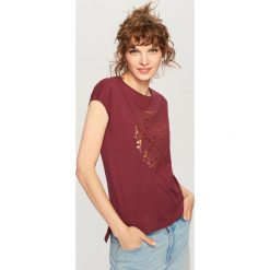 T-shirty damskie: T-shirt z błyszczącym nadrukiem – Bordowy
