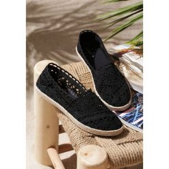 Czarne Espadryle Gratifyingly. Czarne espadryle damskie Renee, bez wzorów, bez obcasa. W wyprzedaży za 69,99 zł.