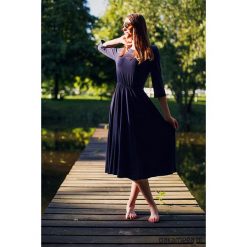 SUKIENKA DZIANINOWA MOONLIGHT LADY -granatowa. Sukienki damskie Pakamera, na jesień, bez wzorów, z dzianiny, bez kołnierzyka, bez rękawów, midi. Za 280,00 zł.
