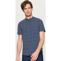 Koszule męskie: Koszula w mikrowzory ze stójką slim fit – Granatowy