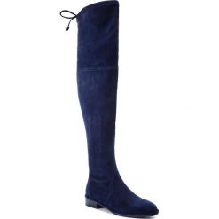 Muszkieterki STUART WEITZMAN - Lowland YL53481 Midnight Suede. Niebieskie kozaki damskie marki Stuart Weitzman, ze skóry, bez obcasa, na obcasie, bez zapięcia. W wyprzedaży za 1779,00 zł.