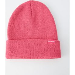 Czapka z dzianiny w kolorze fuksji. Czerwone czapki męskie marki Pull&Bear, z dzianiny. Za 24,90 zł.