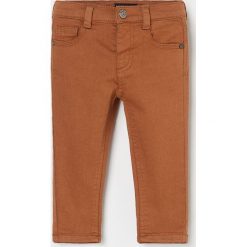 Spodnie z elastycznej tkaniny slim fit - Pomarańczowy. Pomarańczowe spodnie męskie Reserved, m, bez wzorów, z tkaniny. W wyprzedaży za 24,99 zł.