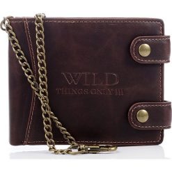 BRĄZOWY skórzany Portfel WILD z łańcuchem. Pomarańczowe portfele męskie marki Wild, ze skóry. Za 39,90 zł.