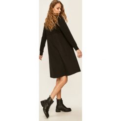 Answear - Sukienka. Czarne sukienki damskie ANSWEAR, na co dzień, s, bez wzorów, z elastanu, casualowe, z okrągłym kołnierzem, z długim rękawem, długie, mini, proste. W wyprzedaży za 59,90 zł.