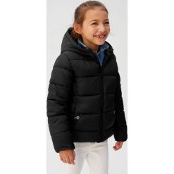 Mango Kids - Kurtka 110 - 164 cm. Czarne kurtki dziewczęce Mango Kids, bez wzorów, z poliesteru, krótkie, z kapturem. W wyprzedaży za 59,90 zł.