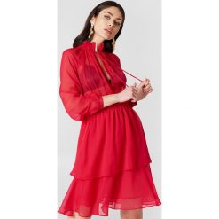 NA-KD Boho Sukienka z marszczoną stójką - Red. Czerwone długie sukienki NA-KD Boho, z poliesteru, boho, ze stójką, z długim rękawem. Za 161,95 zł.