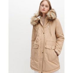 Kurtka parka ze sztucznym futrem - Beżowy. Brązowe kurtki damskie Reserved, bez wzorów, bez kaptura. Za 299,99 zł.