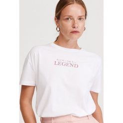 T-shirt z napisem - Biały. Białe t-shirty damskie Reserved, s, z napisami, bez kołnierzyka. Za 29,99 zł.