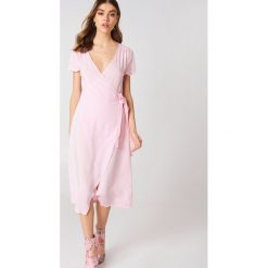 Sukienki: Andrea Hedenstedt x NA-KD Kopertowa sukienka z dekoltem V – Pink