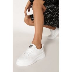 Białe Sneakersy Gregory. Białe sneakersy damskie Born2be, z jeansu. Za 89,99 zł.
