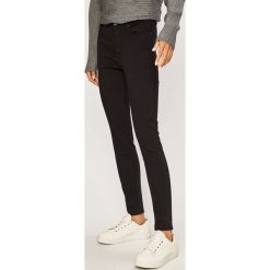 Vero Moda - Jeansy VMHot. Niebieskie jeansy damskie Vero Moda, s. W wyprzedaży za 79,90 zł.