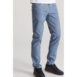 Bawełniane spodnie slim - Niebieski. Niebieskie spodnie męskie Reserved, m, bez wzorów, z bawełny. Za 129,99 zł.
