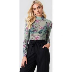 Andrea Hedenstedt x NA-KD Top z siateczki - Green,Multicolor. Zielone topy damskie Andrea Hedenstedt x NA-KD, bez wzorów, z golfem. W wyprzedaży za 40,47 zł.