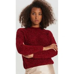 Sweter z ozdobnym splotem - Bordowy. Czerwone swetry damskie Cropp, xl, bez wzorów, ze splotem, bez rękawów, bez kaptura. W wyprzedaży za 39,99 zł.