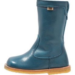 Bisgaard Kozaki petrolio. Zielone buty zimowe damskie marki Bisgaard, z materiału, na wysokim obcasie. W wyprzedaży za 370,30 zł.