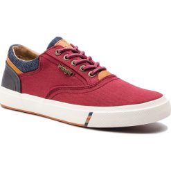 Tenisówki WRANGLER - Icon Board WM91120A Burgundy 090. Czerwone półbuty męskie Wrangler, na co dzień, bez wzorów, z gumy, bez zapięcia. Za 249,00 zł.