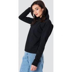 Bluzy damskie: NA-KD Bluza z kapturem z kopertowym tyłem – Black