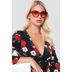 NA-KD Accessories Okulary przeciwsłoneczne kocie oczy - Red. Czerwone okulary przeciwsłoneczne damskie marki NA-KD Accessories. W wyprzedaży za 30,47 zł.
