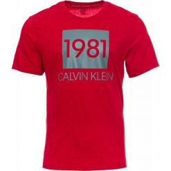 Calvin Klein koszulka męska NM1708E S/S CREW NECK M czerwona. Czerwone koszulki męskie Calvin Klein, s, z nadrukiem, z bawełny, bez kołnierzyka, z krótkim rękawem, krótkie. Za 169,00 zł.