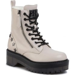 Trapery GUESS - Tanner FL5TAN LEA10 SNOW. Białe trapery damskie Guess, ze skóry ekologicznej, bez obcasa, bez zapięcia. Za 879,00 zł.