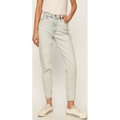 Calvin Klein Jeans - Jeansy Mom Jean. Niebieskie jeansy damskie Calvin Klein Jeans, z aplikacjami, z elastanu, z podwyższonym stanem. Za 549,90 zł.