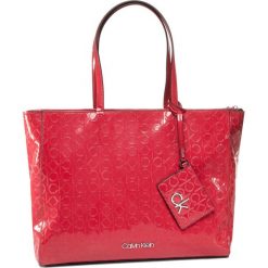 Torebka CALVIN KLEIN - Ck Must Em Shopper MD K60K606760 XAS. Czerwone torby damskie na zakupy Calvin Klein, bez wzorów, ze skóry ekologicznej, bez dodatków. Za 699,00 zł.