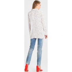 Denham ADVENTURE Koszula white. Białe bluzki damskie marki Denham, xl, bez wzorów, z wiskozy, bez kołnierzyka, bez rękawów. Za 589,00 zł.