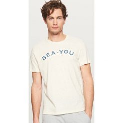 T-shirty męskie: T-shirt z aplikacją sea-you – Kremowy