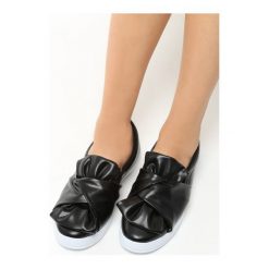 Czarne Slip On Wendy. Czarne trampki damskie slip on Born2be. Za 39,99 zł.