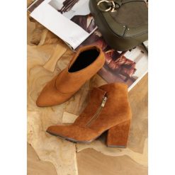 Camelowe Botki Fairlight. Brązowe botki damskie Renee, za kostkę, bez obcasa, na obcasie, na zamek. Za 149,99 zł.