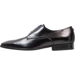Azzaro JORPI Eleganckie buty noir. Czarne buty wizytowe męskie Azzaro, z materiału, na sznurówki. W wyprzedaży za 479,20 zł.
